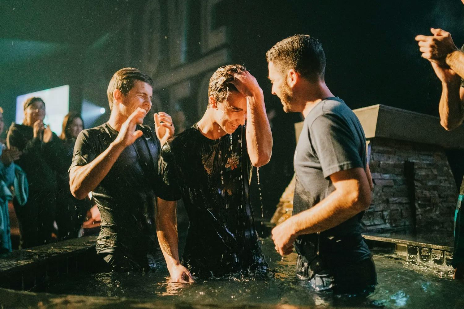 Image of folks getting baptized